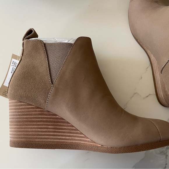Tom’s Kelsey Pull-on leather wedge bootie- Taupe, Size 9, NWT - Picture 2 of 4
